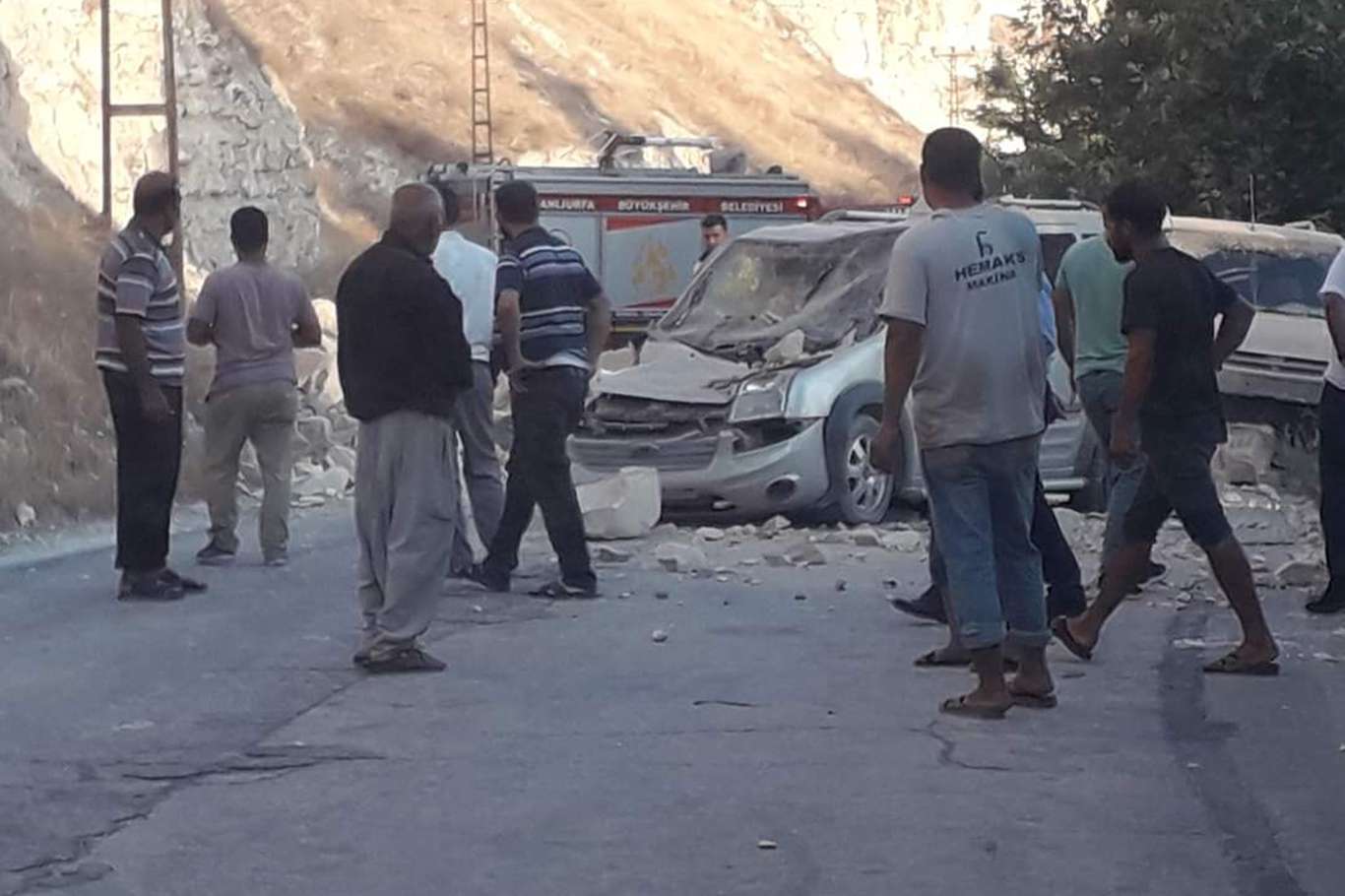 Şanlıurfa'da dağlık alandan araçların üzerine kaya parçaları düştü:2 yaralı